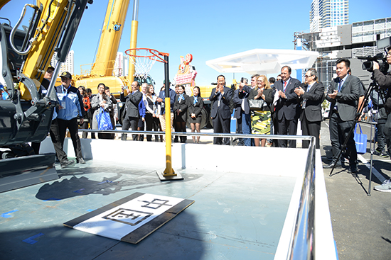 徐工XE35U液壓挖掘機現(xiàn)場揮毫潑墨、投籃表演，成為展場上的“閃亮明星”